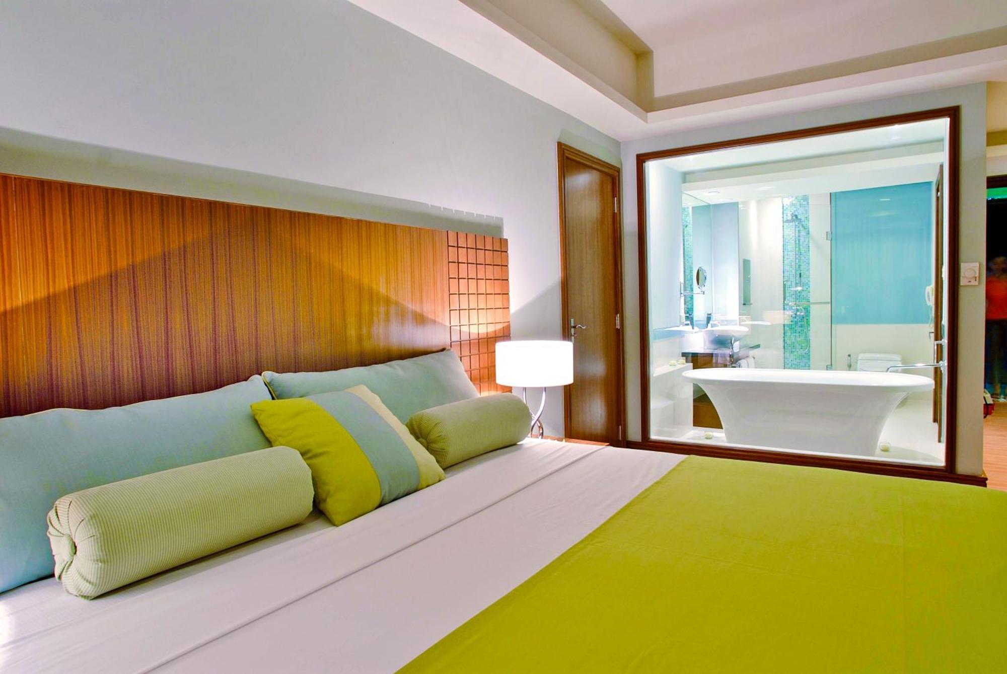 The Lighthouse Marina Resort Olongapo Esterno foto