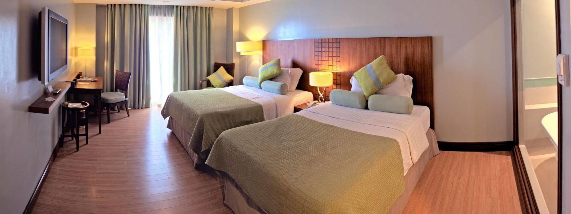 The Lighthouse Marina Resort Olongapo Esterno foto