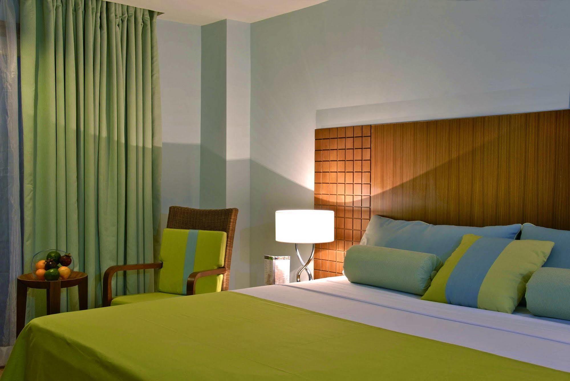 The Lighthouse Marina Resort Olongapo Esterno foto
