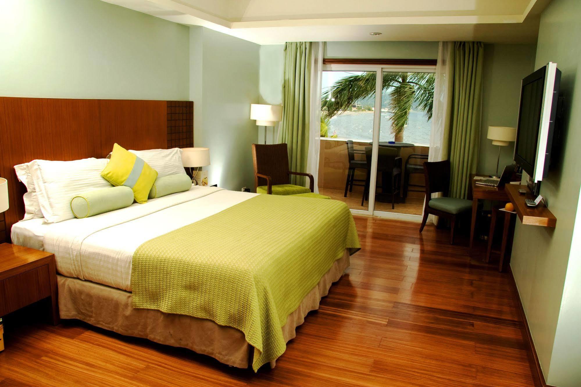 The Lighthouse Marina Resort Olongapo Esterno foto