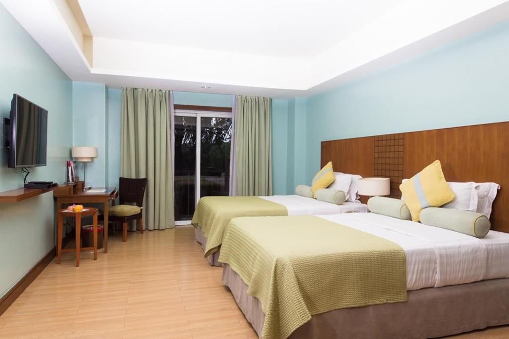 The Lighthouse Marina Resort Olongapo Esterno foto