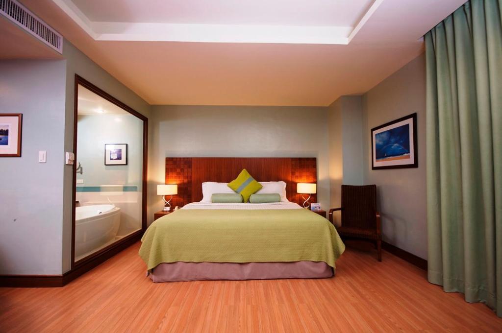 The Lighthouse Marina Resort Olongapo Esterno foto